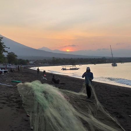 Amed Sari Beach Guesthouse ภายนอก รูปภาพ