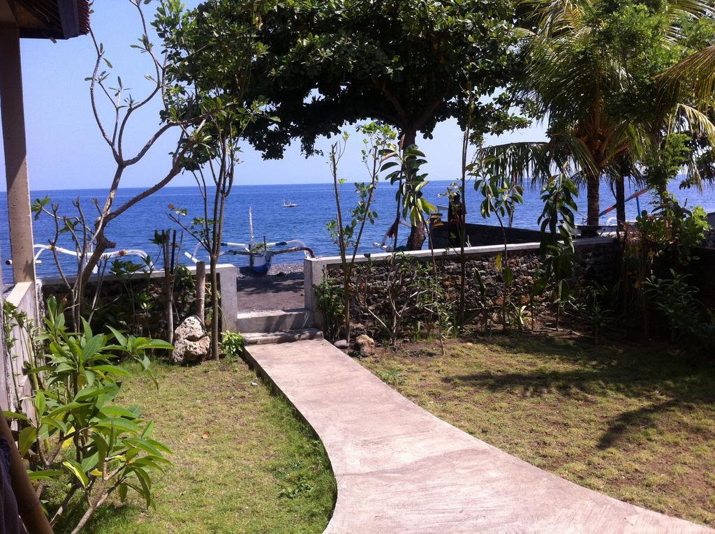 Amed Sari Beach Guesthouse ภายนอก รูปภาพ