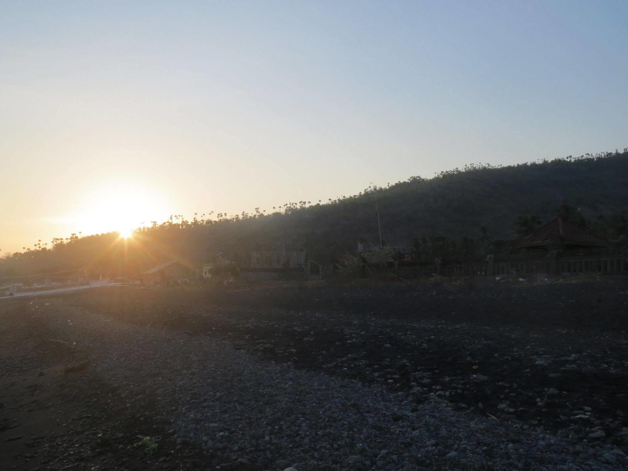 Amed Sari Beach Guesthouse ภายนอก รูปภาพ