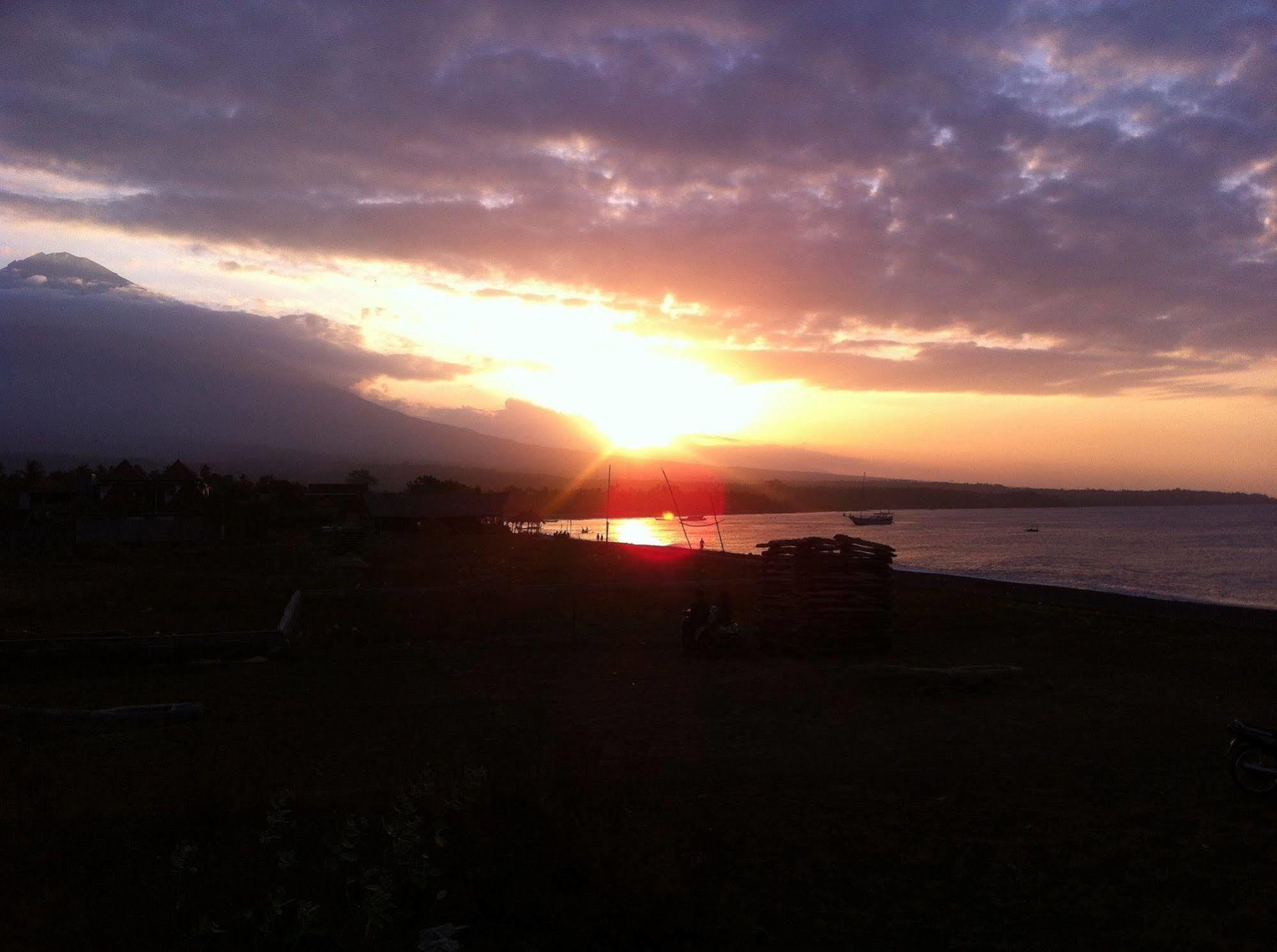 Amed Sari Beach Guesthouse ภายนอก รูปภาพ