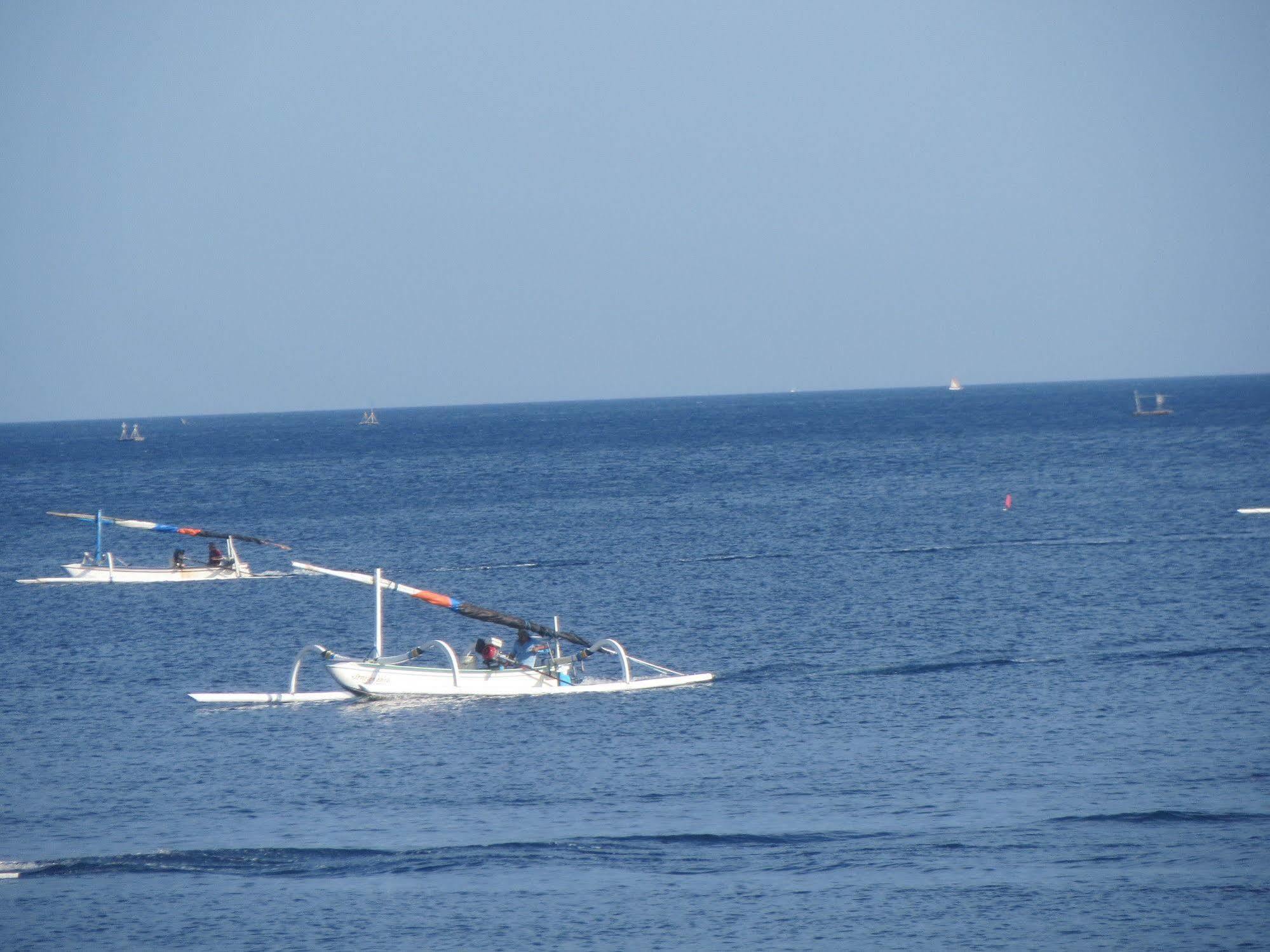 Amed Sari Beach Guesthouse ภายนอก รูปภาพ