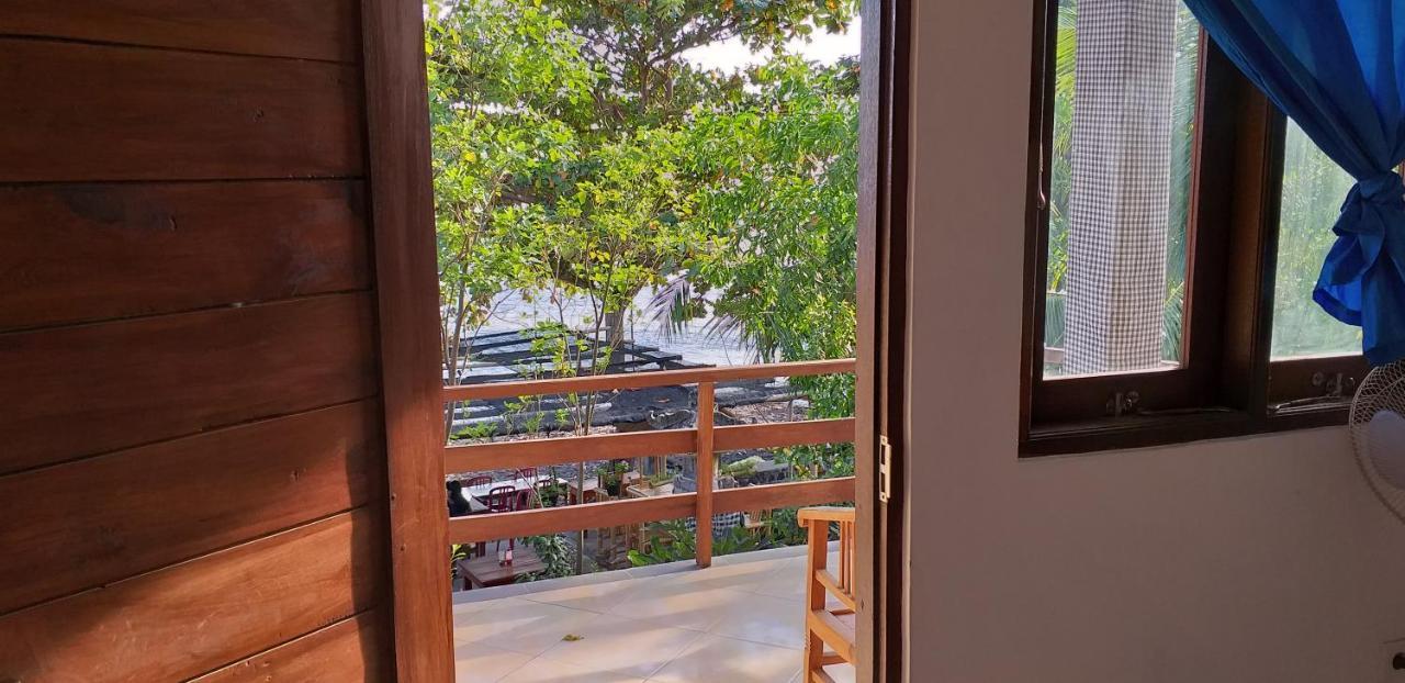 Amed Sari Beach Guesthouse ภายนอก รูปภาพ